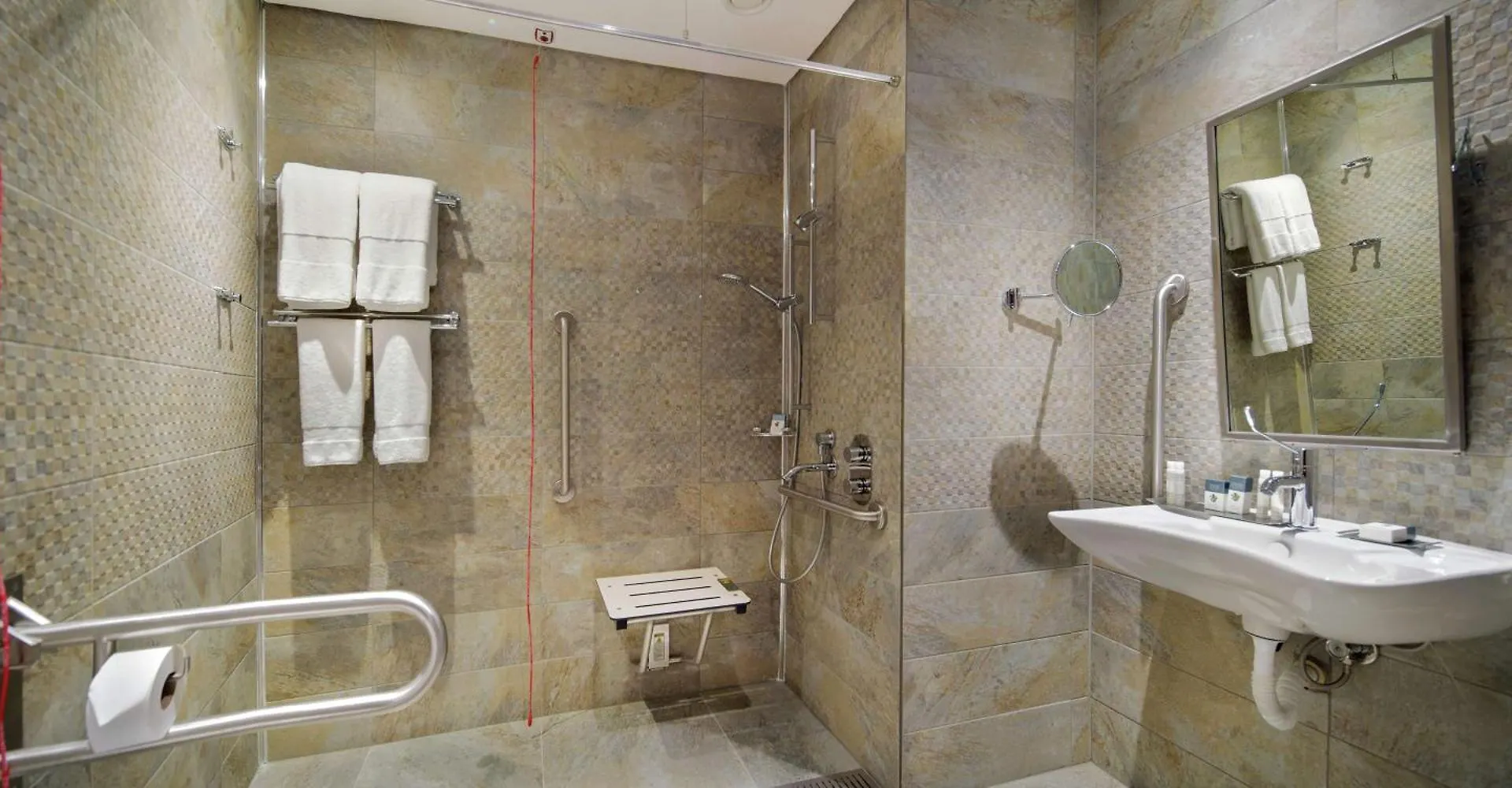 מלון Doubletree By Hilton Istanbul - Piyalepasa 5*,